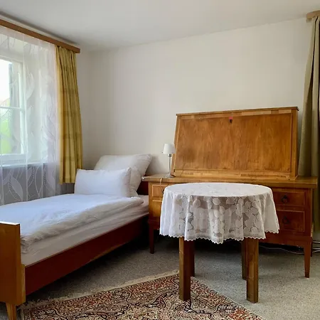 2 Separate Mit 5 Schlafzimmern Fuer 9 Personen Holiday home Uehlingen-Birkendorf